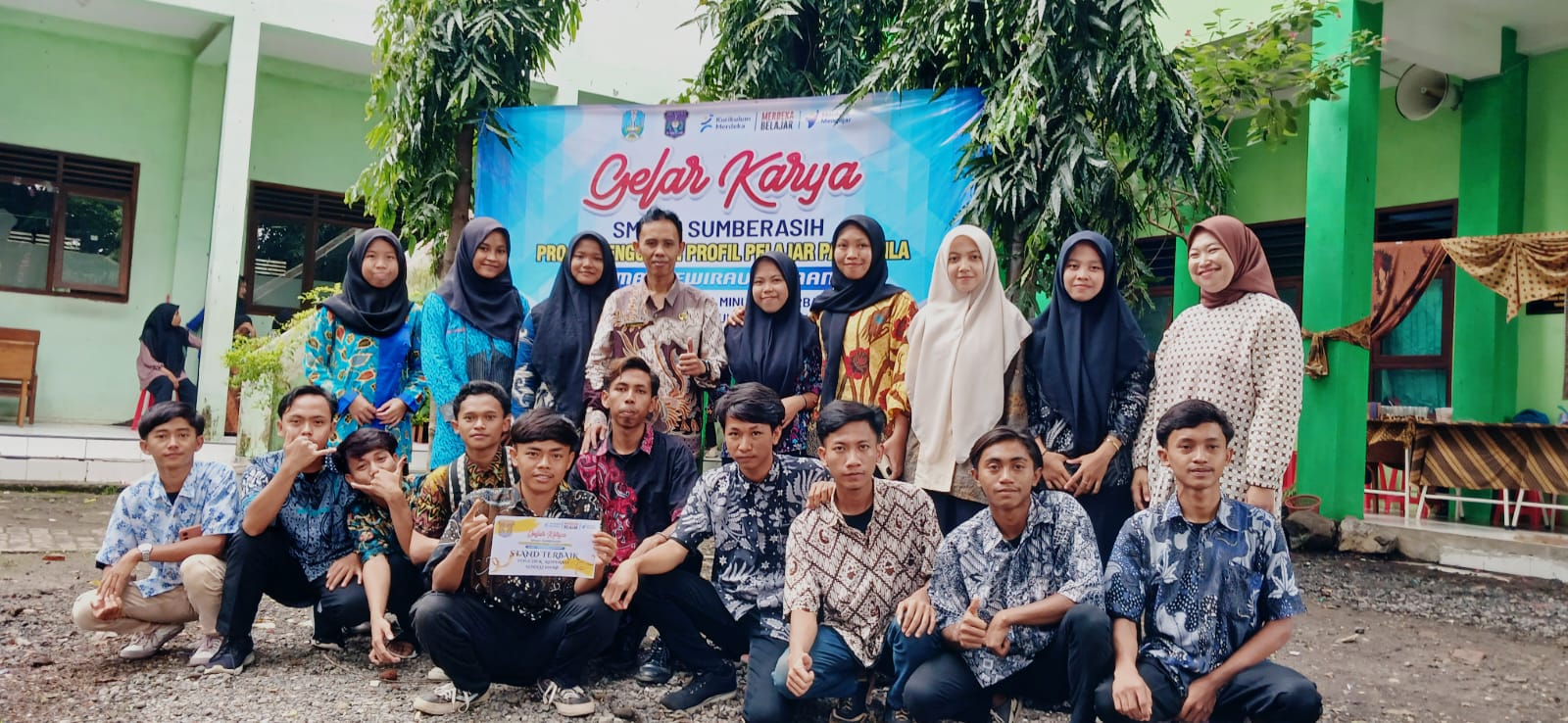 Kepala SMAN 1 Sumberasih bersama siswa-siswi dalam gelar karya