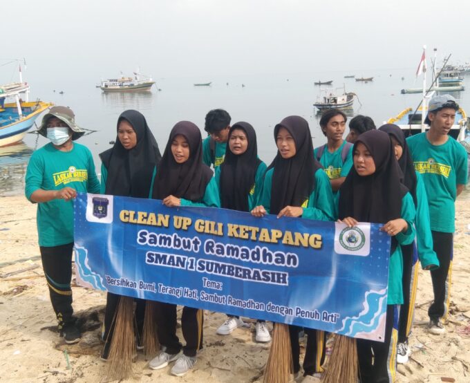 Laskar Berseri Gelar Aksi Clean Up Gili Ketapang Sambut Ramadhan