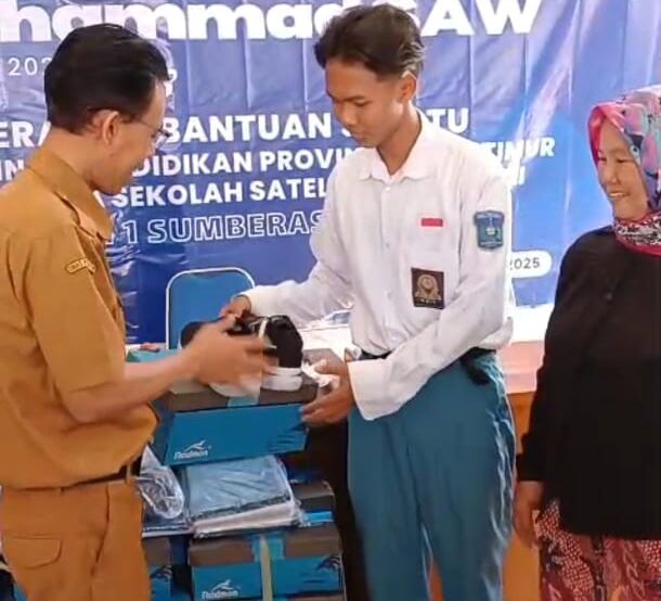 Peringatan Maulid Nabi dan Penyerahan Bantuan Sepatu di Kelas Sekolah Satelit