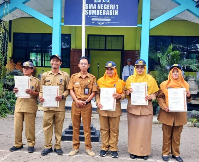 SMA Negeri 1 Sumberasih Gelar Apel Pagi dan Penyerahan Penghargaan Satyalancana Karya Satya